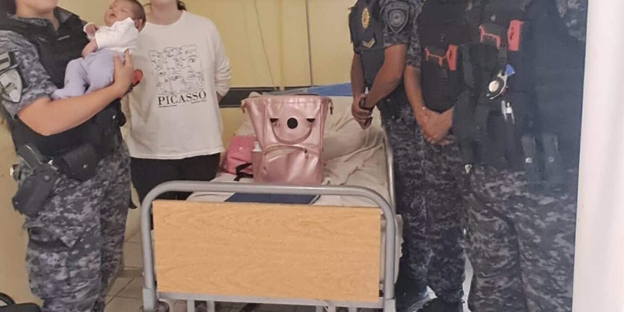 Le salvó la vida: una policía reanimó a una bebé que se había ahogado