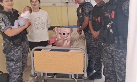 Le salvó la vida: una policía reanimó a una bebé que se había ahogado