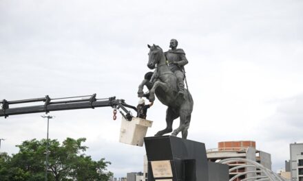 Puesta en valor del monumento a Bustos frente al Centro Cívico