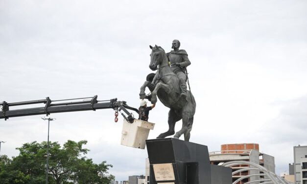 Puesta en valor del monumento a Bustos frente al Centro Cívico