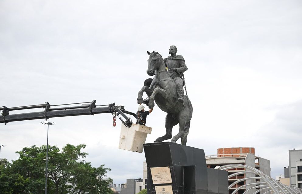Puesta en valor del monumento a Bustos frente al Centro Cívico