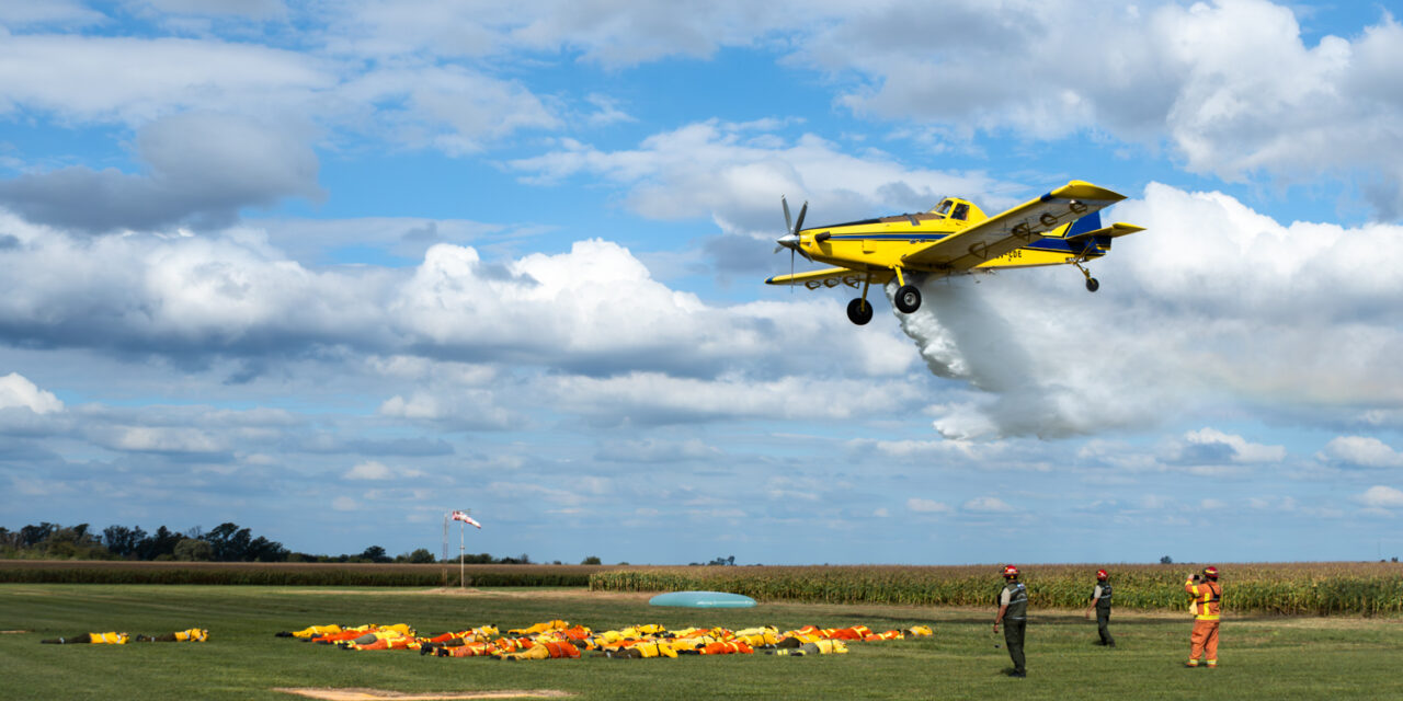 Bomberos se entrenan con helicópteros y aviones para combatir incendios