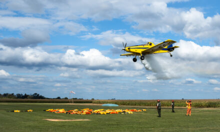 Bomberos se entrenan con helicópteros y aviones para combatir incendios