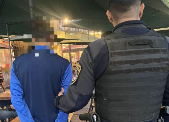Vendía pulseras truchas para el clásico y terminó detenido