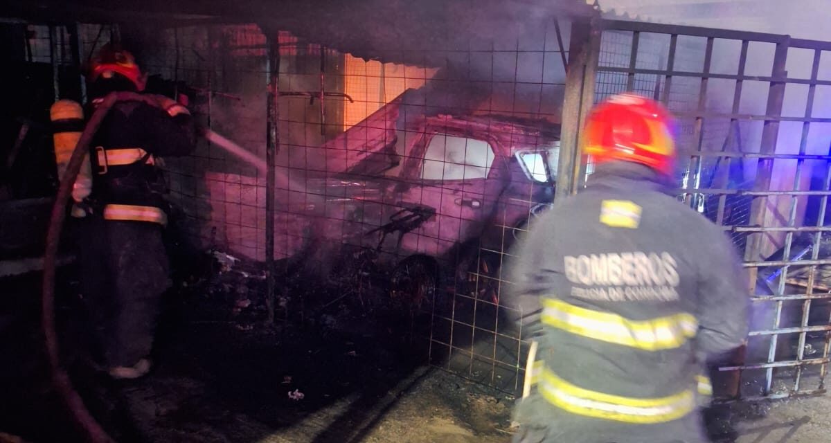 Incendio en un merendero de barrio SEP: se quemaron autos y motos