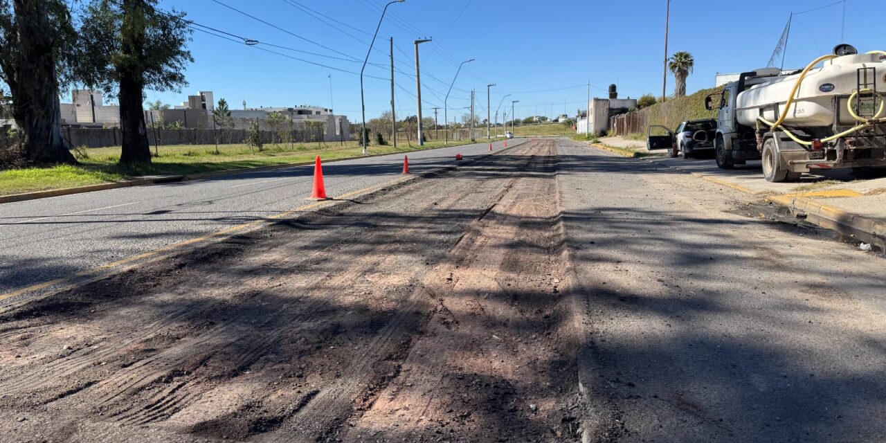 Avanza el bacheo con asfalto caliente en calle Celso Barrios