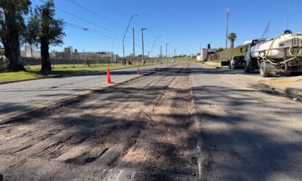 Avanza el bacheo con asfalto caliente en calle Celso Barrios