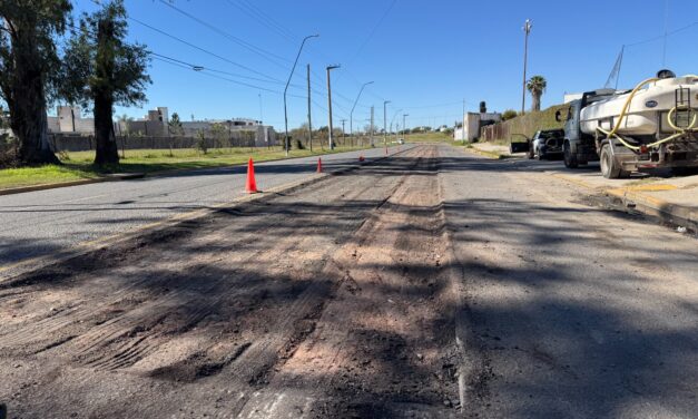 Avanza el bacheo con asfalto caliente en calle Celso Barrios