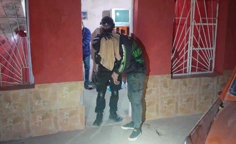 Detuvieron a padre e hijo por venta de drogas en José Ignacio Díaz