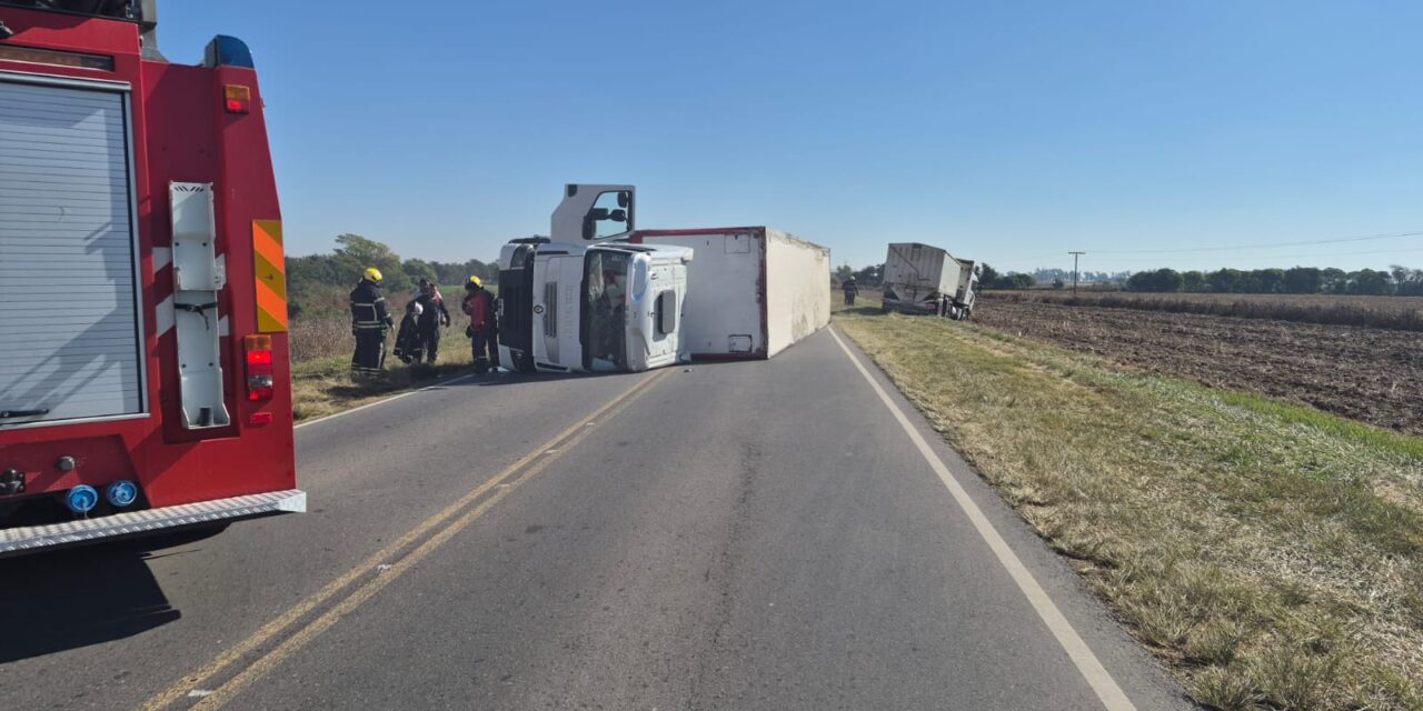 Fuerte choque entre camiones sobre Ruta 13 en Las Varillas