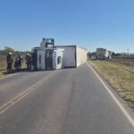 Fuerte choque entre camiones sobre Ruta 13 en Las Varillas
