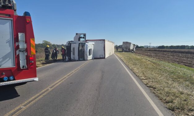 Fuerte choque entre camiones sobre Ruta 13 en Las Varillas