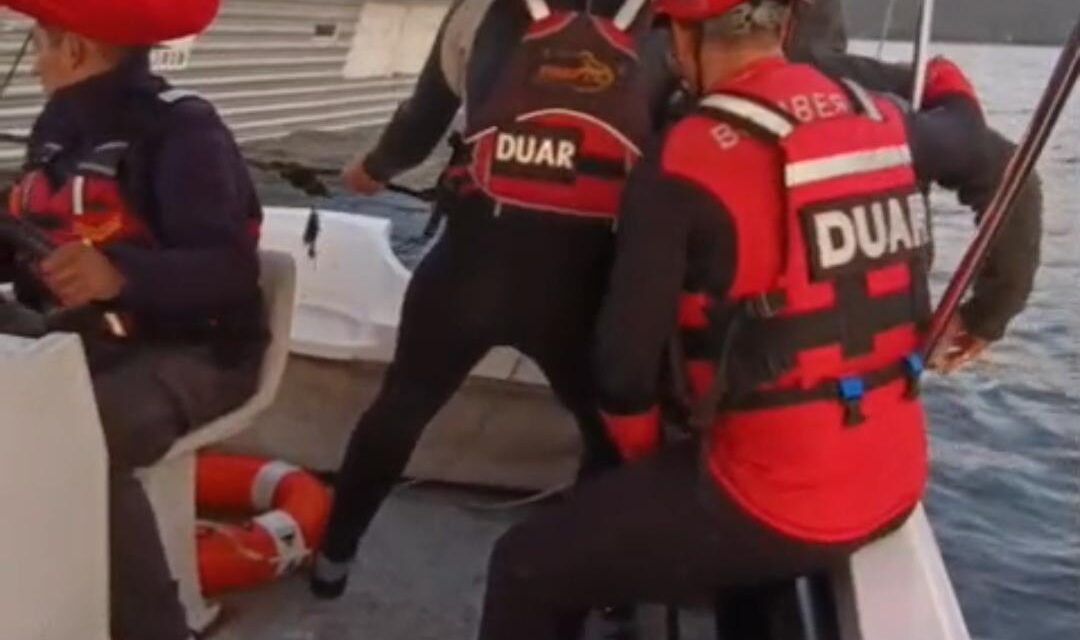 Rescataron a cinco pescadores tras el hundimiento de una balsa en Los Molinos