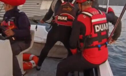Rescataron a cinco pescadores tras el hundimiento de una balsa en Los Molinos