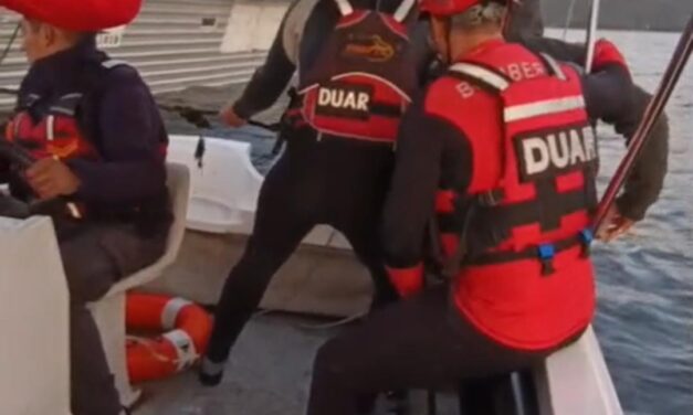 Rescataron a cinco pescadores tras el hundimiento de una balsa en Los Molinos
