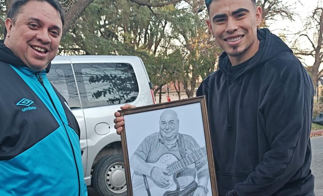 El Chino Zelarayán recibió un emotivo retrato hecho por un artista cordobés