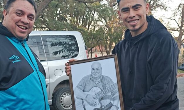 El Chino Zelarayán recibió un emotivo retrato hecho por un artista cordobés