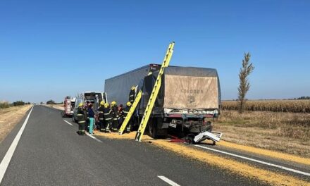 Choque entre camiones en la autopista: un conductor quedó atrapado y fue rescatado