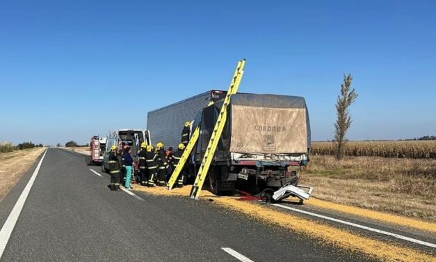 Choque entre camiones en la autopista: un conductor quedó atrapado y fue rescatado
