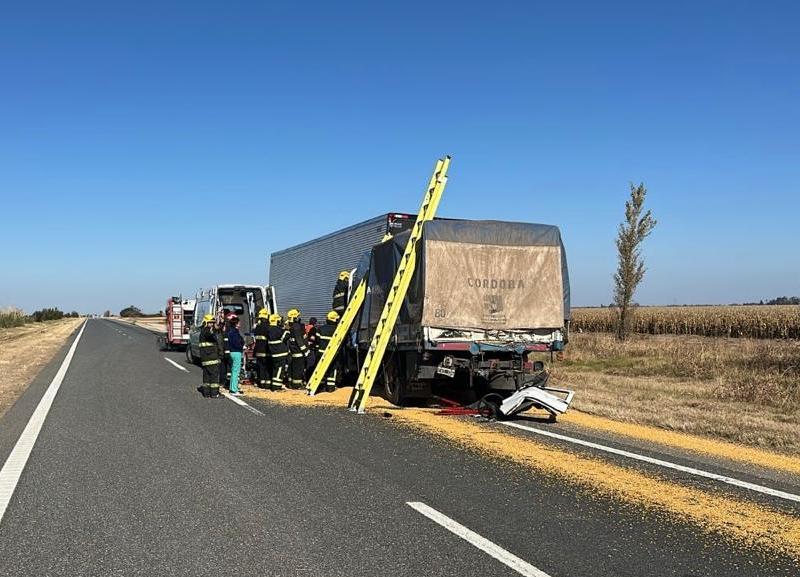 Choque entre camiones en la autopista: un conductor quedó atrapado y fue rescatado