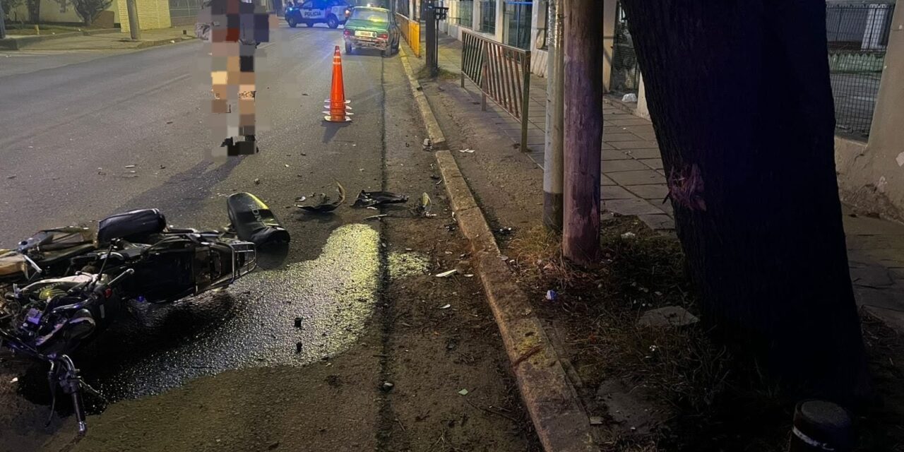 Murió un motociclista tras chocar contra un árbol en Los Boulevares