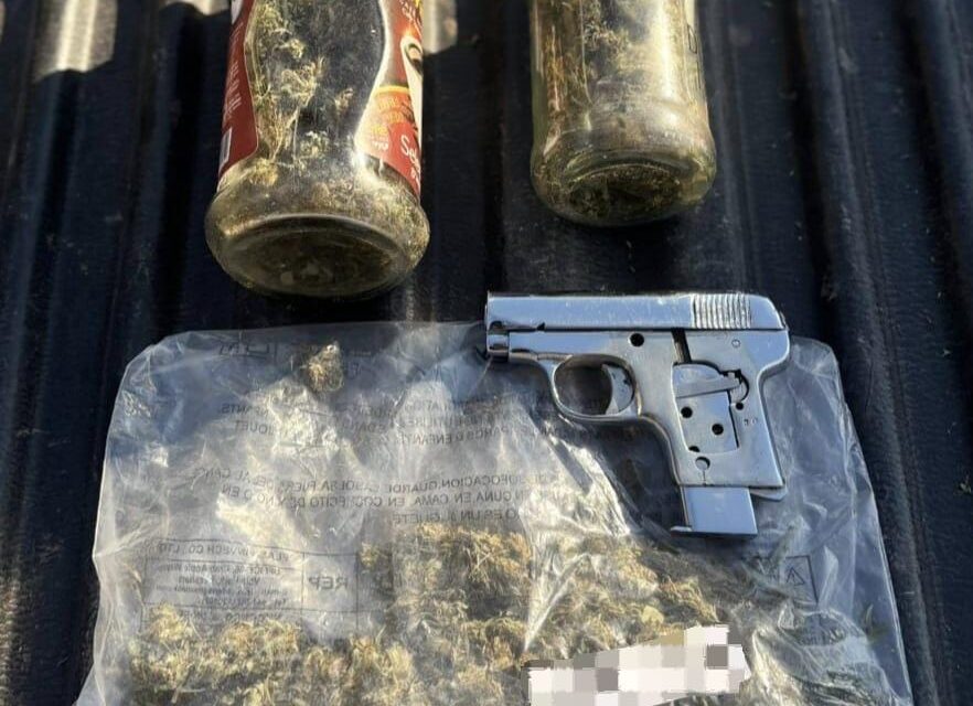 Huyeron de la Policía y abandonaron droga y un arma