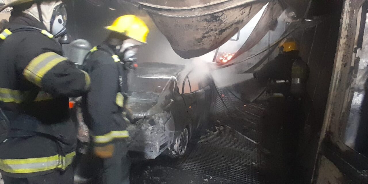 Incendio en un taller de Las Palmas: un auto destruido
