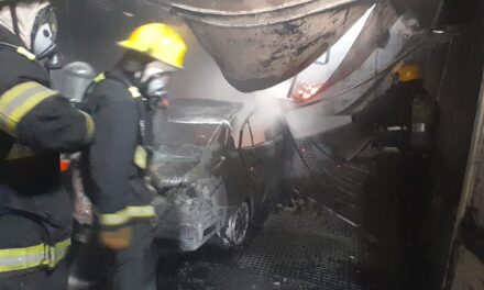 Incendio en un taller de Las Palmas: un auto destruido