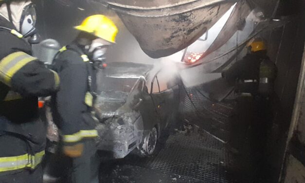 Incendio en un taller de Las Palmas: un auto destruido
