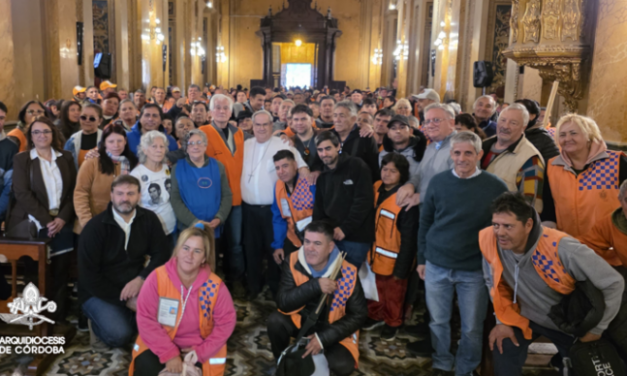 Ángel Rossi recibió a los naranjitas en la Catedral de Córdoba