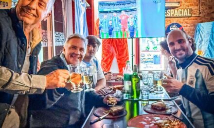 Entre pizzas y fútbol, Llaryora siguió a Argentina