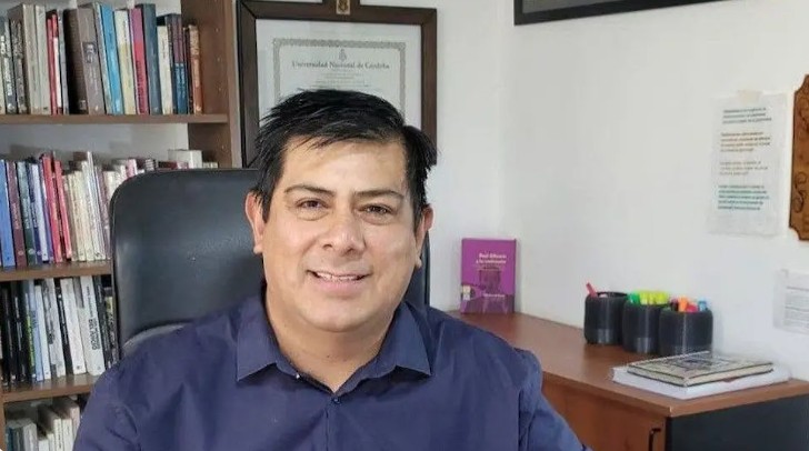 Alfio Acosta presenta en Córdoba una obra sobre democracia y alfonsinismo
