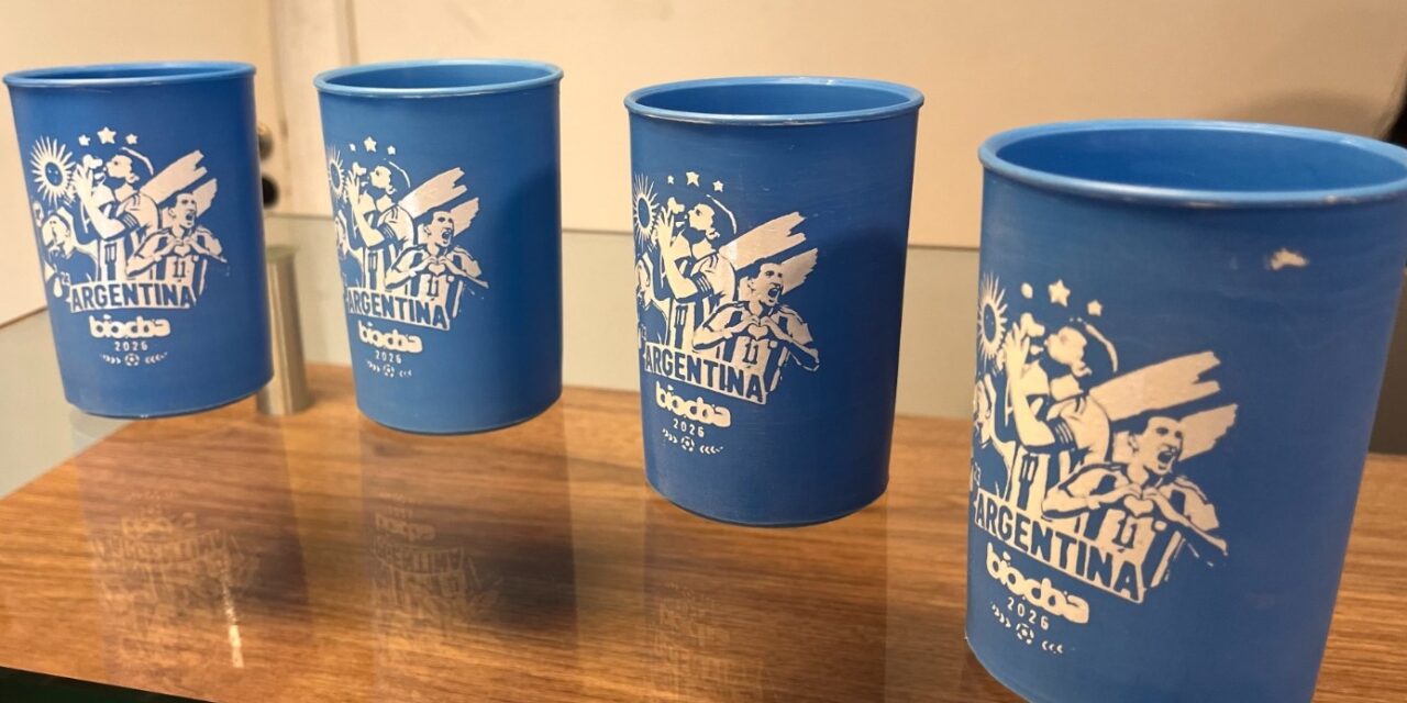 Canjean botellas por vasos de la Selección