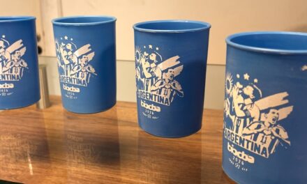 Canjean botellas por vasos de la Selección