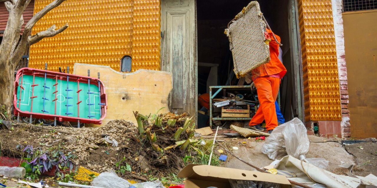 Retiraron 805 toneladas de basura de una casa