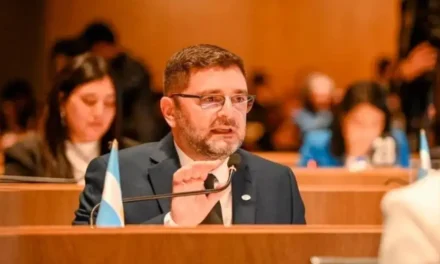 Simonian cruzó a la oposición y habló de «amnesia política»