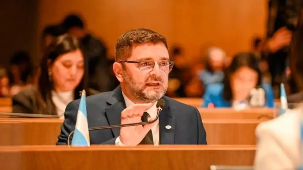 Simonian cruzó a la oposición y habló de «amnesia política»