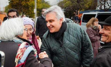 Llaryora supervisó el avance del plan de bacheo en la Capital
