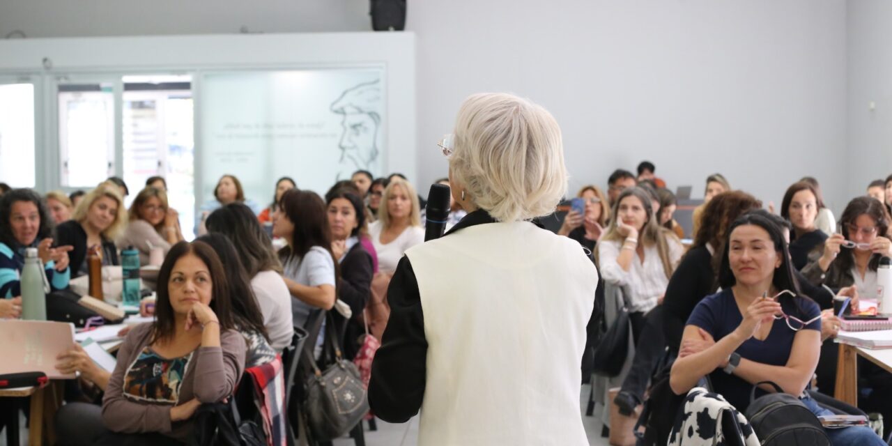 Más de 1.400 docentes se capacitan